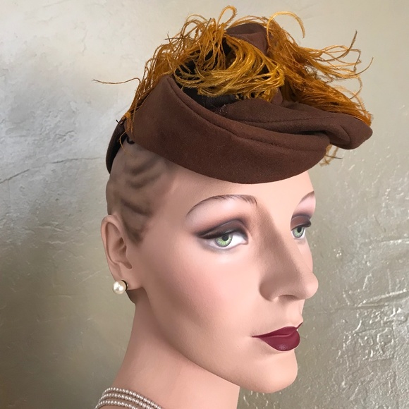 CAPTIVATING 1930s TAN FELT TILT HAT WITH GOLD FEATHERS & TWO RHINESTONE JEWELS main image 5